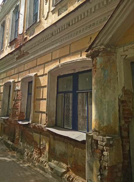 Будинок Миклашевських давно потребував ремонту, і тепер його трохи оновили на виручені від здачі вторинної сировини кошти